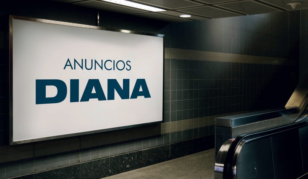 Valla exterior situado en el metro con el logo de Anuncios Diana Málaga